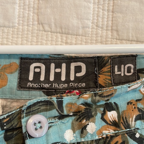 Another Hype Piece- Tropical Pattern Cargo Shorts size:40 - Picture 9 of 9